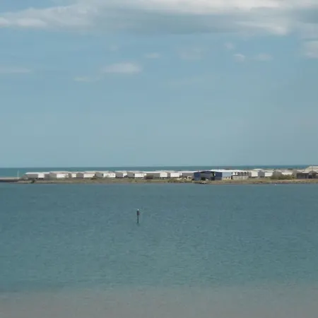 Climatisee A Gruissan, Proche Grazel, 6 Pers, Parking Prive, Terrasse, Equipee - Fr-1-796-70 Holiday home *